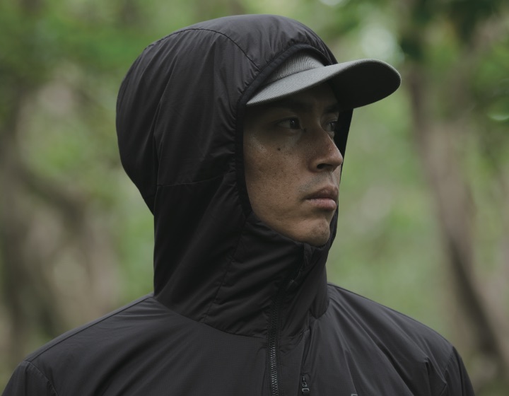 被りやすさを追求した⽴体的なフード